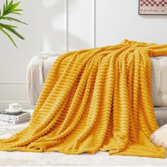 Ruffle Fleece Blanket All Year - Picture 1 of 3